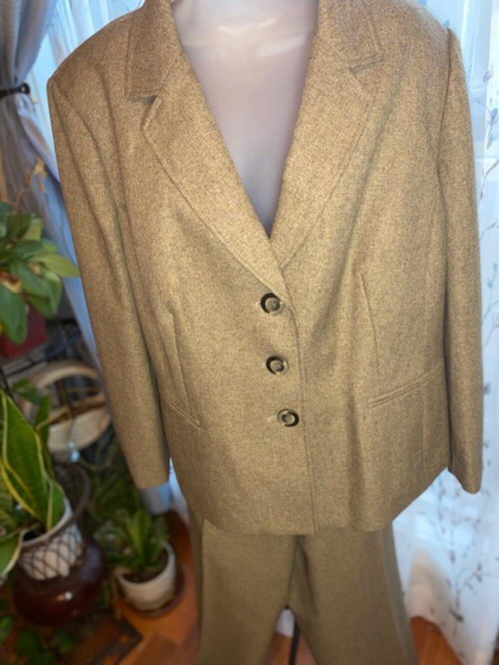 Le Suit Women's Plus Size 20W 2-Piece Pantsuit, Textured Khaki/Tan - Picture 2 of 7